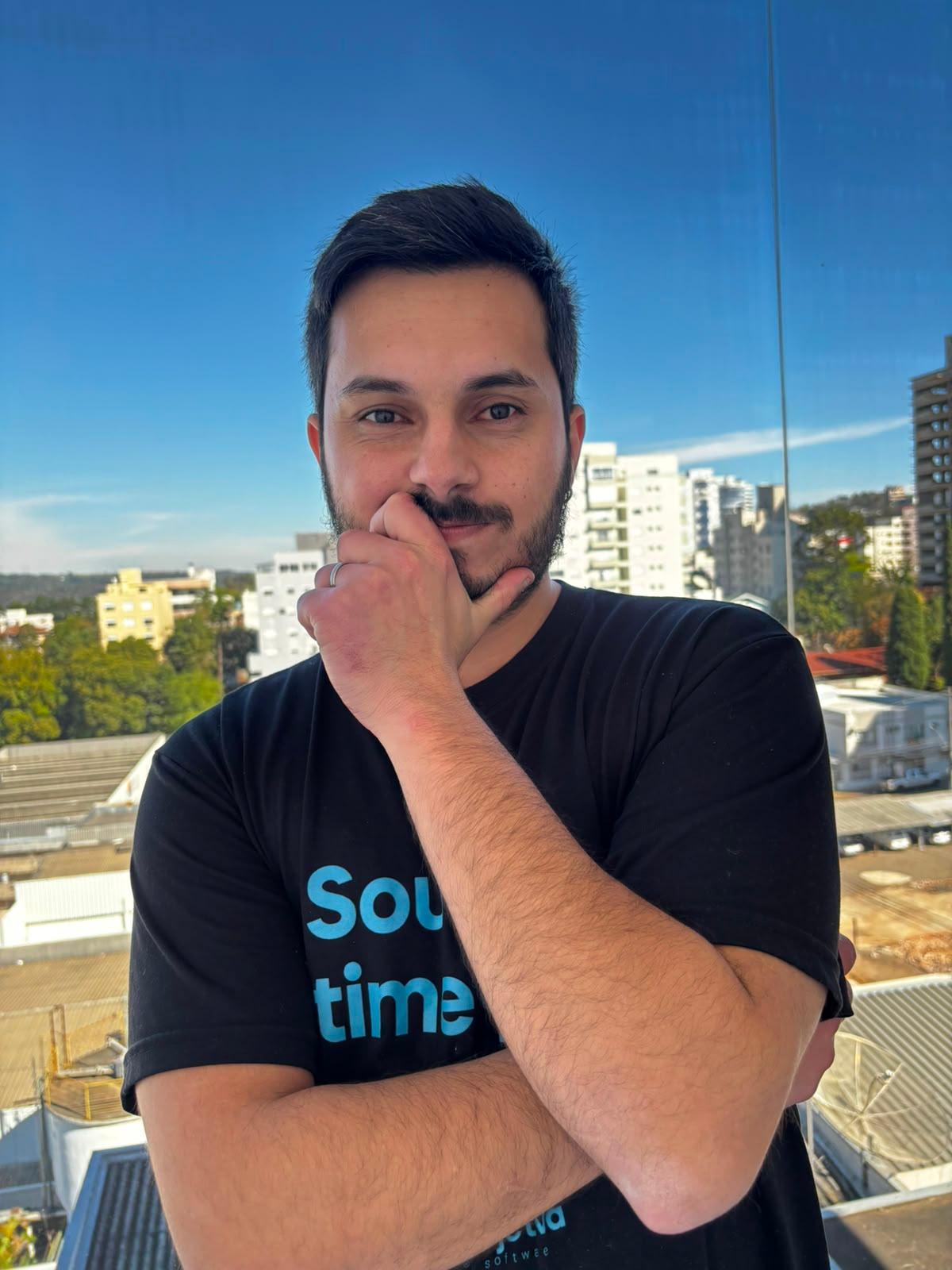Matheus Maydana com expressão pensativa, na mesma varanda.